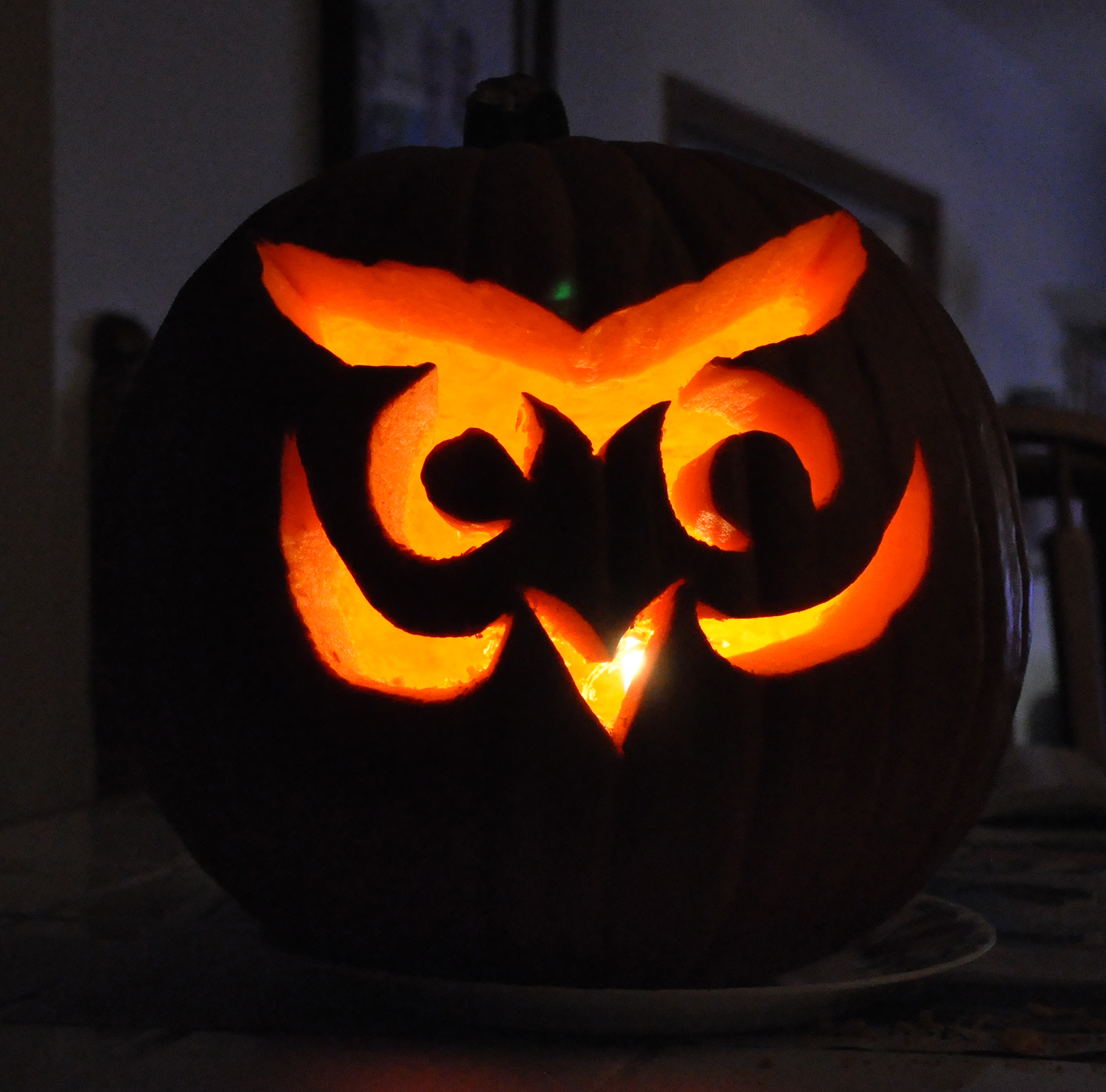 pumpkin-painted-like-an-owl-pumpkin-decoration